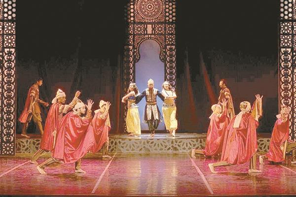 جانب من عروض فرقة «فرسان الشرق»
