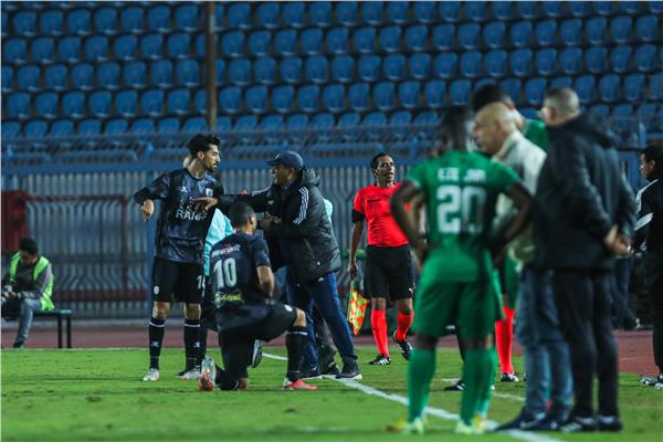 جانب من مباراة اليوم بين المصري وفاركو