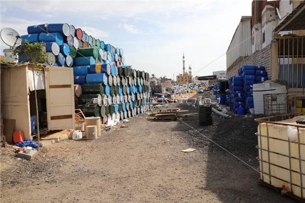  رفع الإشغالات وتشوينات الخردة بطريق  الصالحية القديمة والجديدة  بالشرقية 