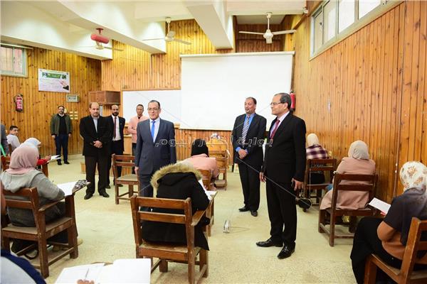1736 طالب يؤدون امتحانات الفصل الدراسي الأول لبرامج التعليم المدمج بجامعة سوهاج