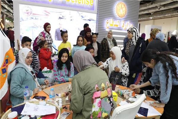 إقبال كبير على جناح قومي المرأة بمعرض الكتاب