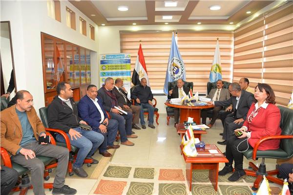 محافظ أسيوط خلال ترأسه الاجتماع 