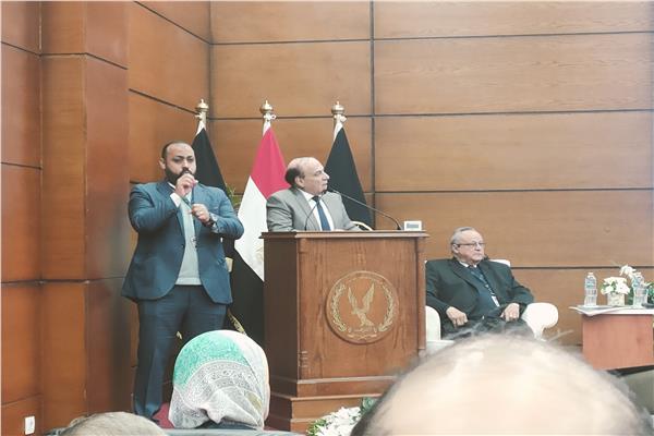 جانب من الندوة