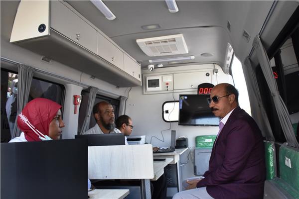 محافظ أسوان يفاجئ عدد من محلات الجزارة والمخابز البلدية ومستودعات البوتاجاز