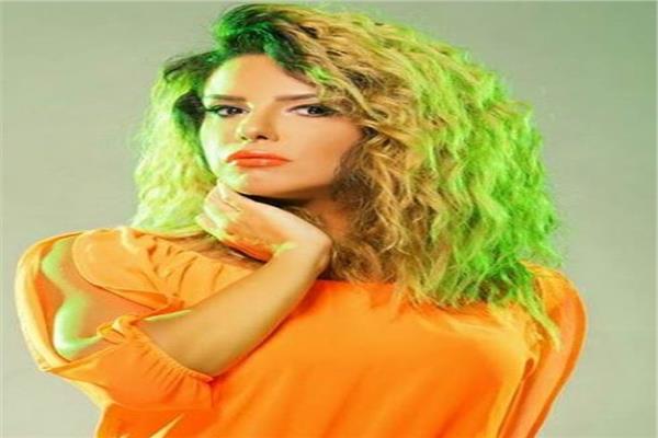 الفنانة دنيا عبدالعزيز