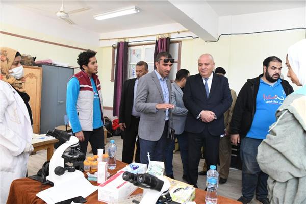 لليوم الثاني علي التوالي.. محافظ قنا يتفقد قافلة الأزهر الطبية بقوص