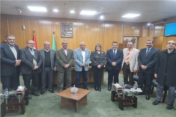 الكتلة البرلمانية بالإسماعيلية في لقاء مفتوح مع محافظ الإقليم