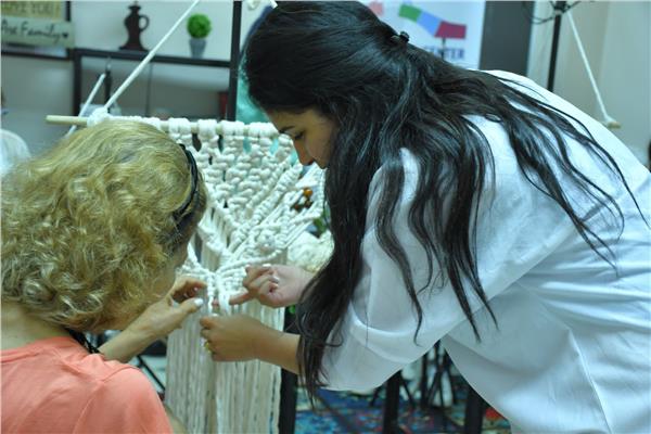 مركز جسور الثقافي ينظم ورشة لتعليم فن المكرمية     