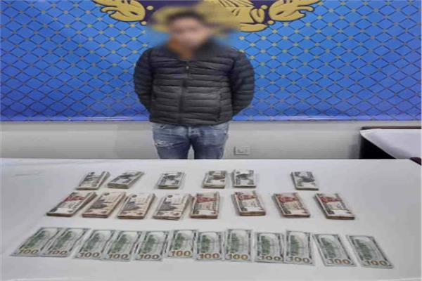 المتهم وبحوزته المضبوطات