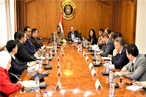 وزير الصناعة خلال الاجتماع