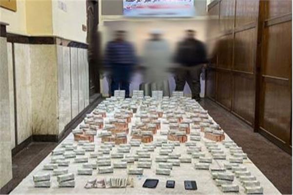 المتهمون وأمامهم المضبوطات