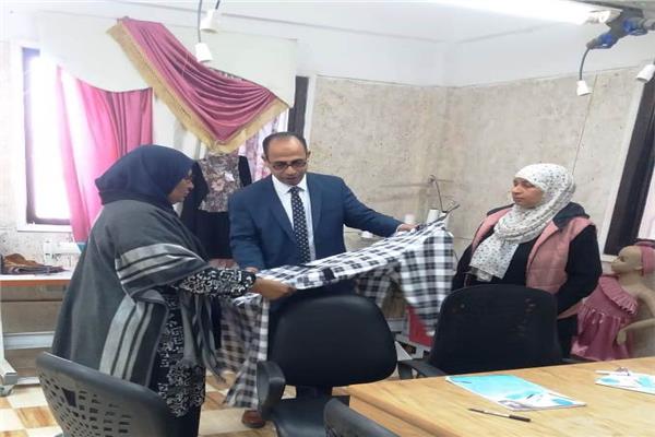 مدير القوى العاملة بأسوان يتفقد ورشة الملابس الجاهزة والمفروشات والستائر 