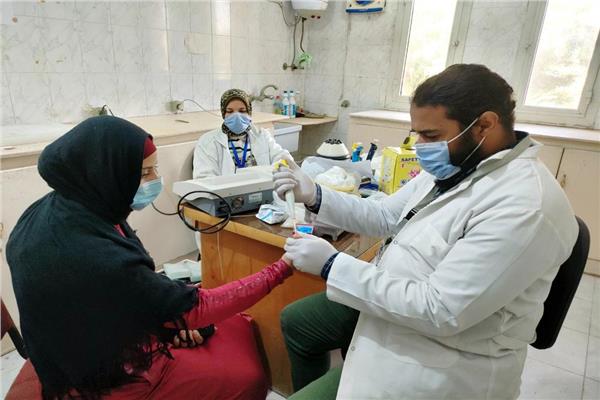 صحة المنيا تقدم الخدمات الطبية والعلاجية لـ 1990 حالة بقرية منبال بمركز مطاى