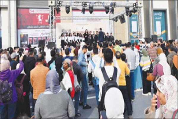 تفاعل الجمهور امام معرض القاهرة الدولى للكتاب