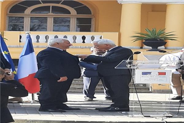 لحظة تكريم السفير الفرنسي  أحمد فاضل بـ«الرتبة الحمراء»