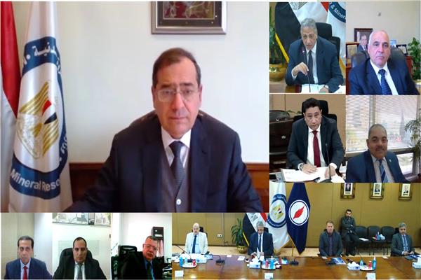 وزير البترول خلال الاجتماع