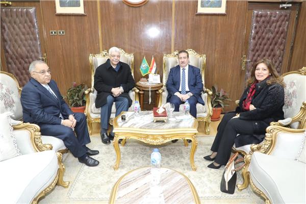  محافظ المنوفية يستقبل عدد من المحافظين السابقين 