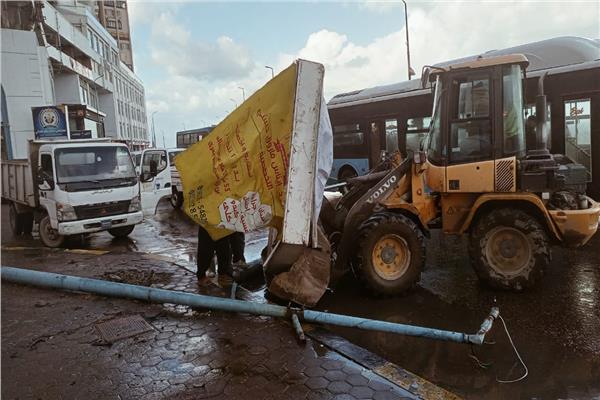سقوط أعمدة الإنارة بسبب شدة الرياح في الإسكندرية