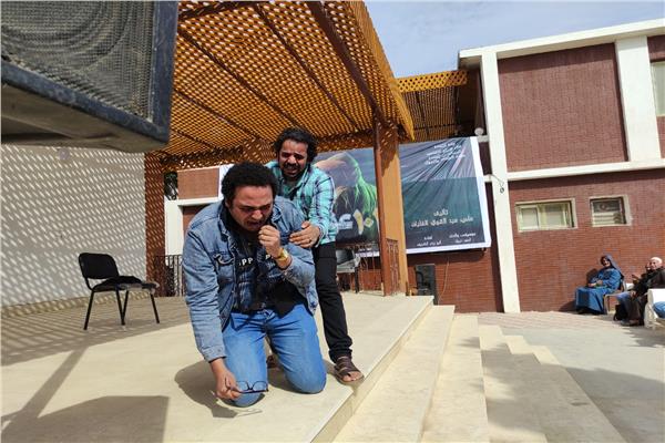 محافظ أسيوط يشيد بالعرض المسرحي "101 عزل" لمسرح المواجهة والتجوال