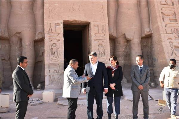 رئيس جمهورية كرواتيا الصديقة وحرمه يقومان بزيارة معبدى أبو سمبل