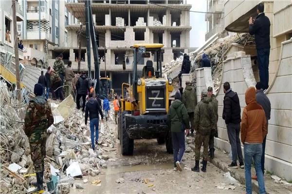  الروسي يشارك بعمليات رفع الأنقاض في مدينة جبلة السورية
