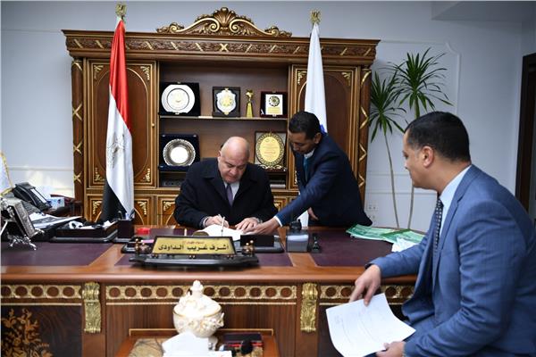 اللواء أشرف الداودى محافظ قنا