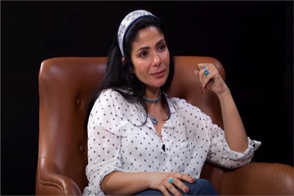 الفنانة مني زكي 
