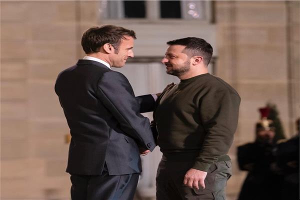 الرئيس الفرنسي إيمانويل ماكرون و نظيره الأوكراني فولوديمير زيلينسكي