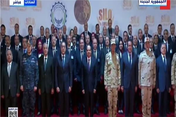الرئيس عبدالفتاح السيسي خلال التقاط صورة تذكارية