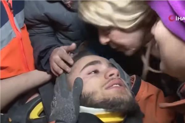 إنقاذ شاب تركي من تحت أنقاض الزلزال