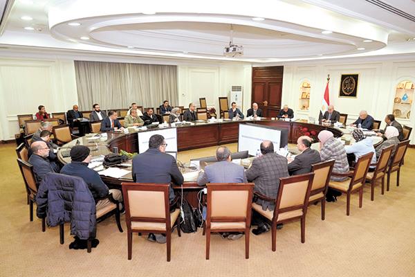 وزير الإسكان خلال اجتماعه بقيادات الوزارة