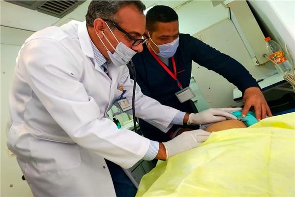 توقيع الكشف الطبي علي  1640 مريض بالقافلة الطبية