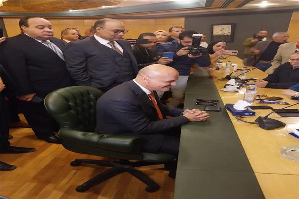 خالد ميري خلال تقديم أوراق ترشحه على مقعد نقيب للصحفيين