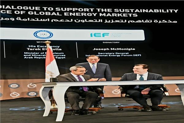  وزير البترول خلال مراسم توقيع مذكرتي التفاهم