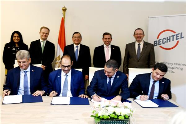 وزير البترول يشهد توقيع اتفاق بين شركة شل