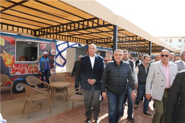 محافظ البحر الأحمر خلال الجولة
