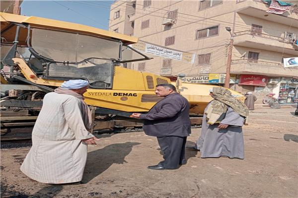 استكمال أعمال رصف 10 شوارع رئيسية بمركز ديرمواس بالمنيا