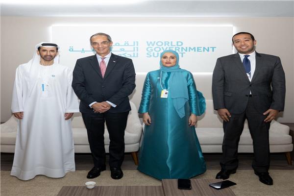 وزير الاتصالات يعقد مباحثات مع وزيرة الدولة للتطوير الحكومى الإماراتية