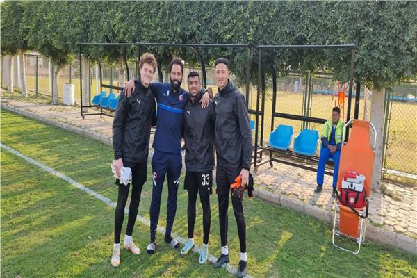 محمود عبد الرحيم جنش مع بعض لاعبو منتخب مصر للشباب
