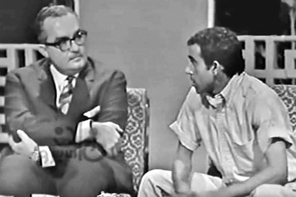 ثروت أباظة يتابع ردود الضيف أحمد أثناء الحوار بينهما