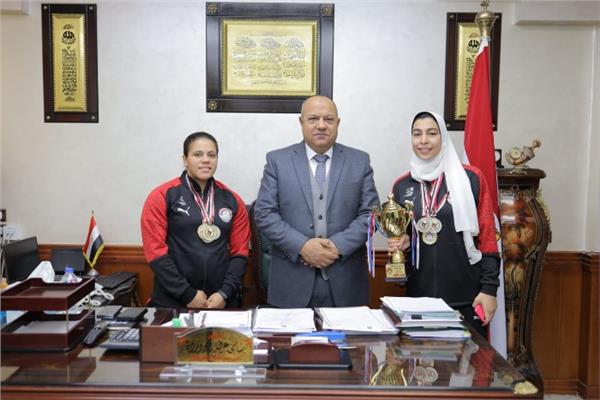 رئيس كهرباء الإسماعيلية يكرم ثنائي رفع الأثقال حصدتا 18ميدالية ذهبية في البطولة العربية 