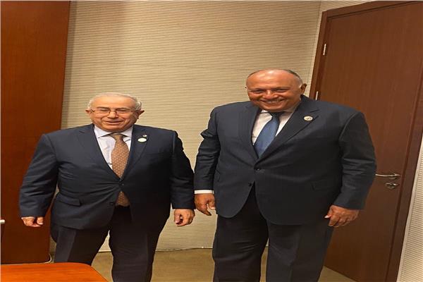 وزير الخارجية خلال لقائه بنظيره الجزائري