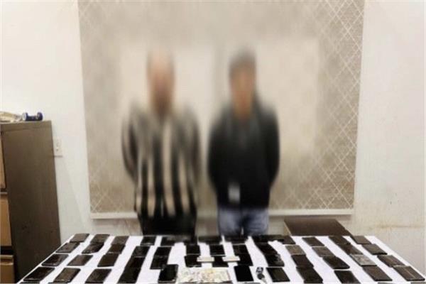 المتهمان وبحوزتهما المضبوطات