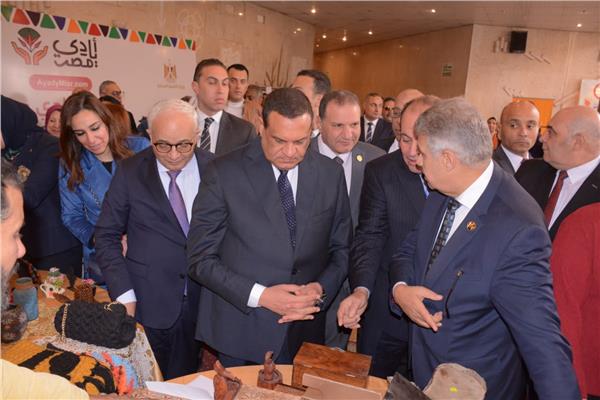 وزيرا التنمية المحلية والتربية والتعليم ونائب محافظ البحيرة يتفقدا معرض "أيادي مصر" بدمنهور 