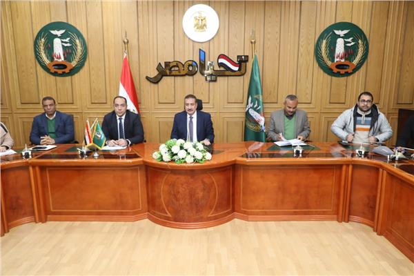  محافظ المنوفية يناقش مستجدات الموقف التنفيذى لإنشاء الأسواق والمواقف النموذجية بقرى أشمون والشهداء