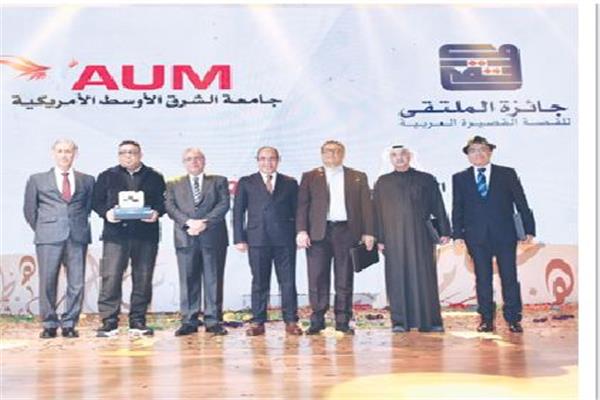 لجنة التحكيم مع الفائزين بالقائمة القصيرة يتصدرهم أنيس الرافعى الفائز الأول
