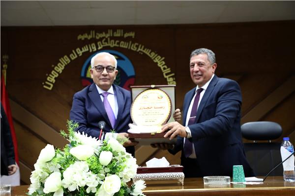 مدير مديرية التربية والتعليم بالبحيرة يهدي درع المديرية للدكتور رضا حجازي