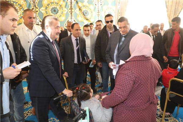 وزير التنمية المحلية ومحافظ المنوفية يسلمان كراسي كهربائية لذوي الهمم