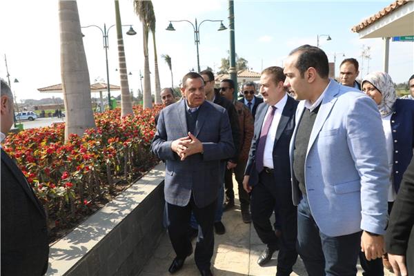 وزير التنمية المحلية ومحافظ المنوفية خلال الجولة