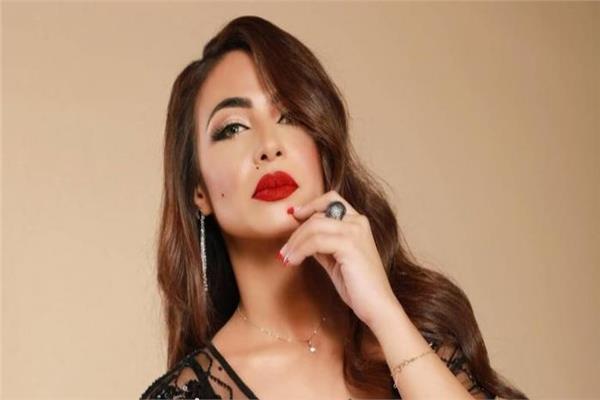 المطربة اللبنانية دوللي شاهين